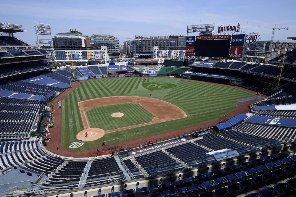Día inaugural en pandemia: mascarillas y estadios desiertos